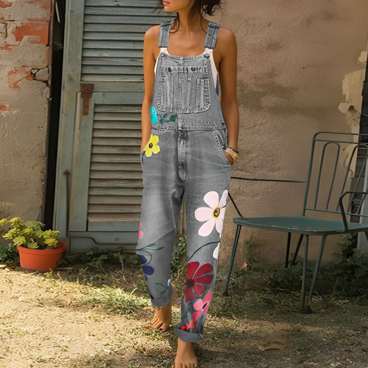 Modieuze dames jumpsuit met elegante bloemenprint en relaxte pasvorm, perfect voor lente- en zomeroutfits.