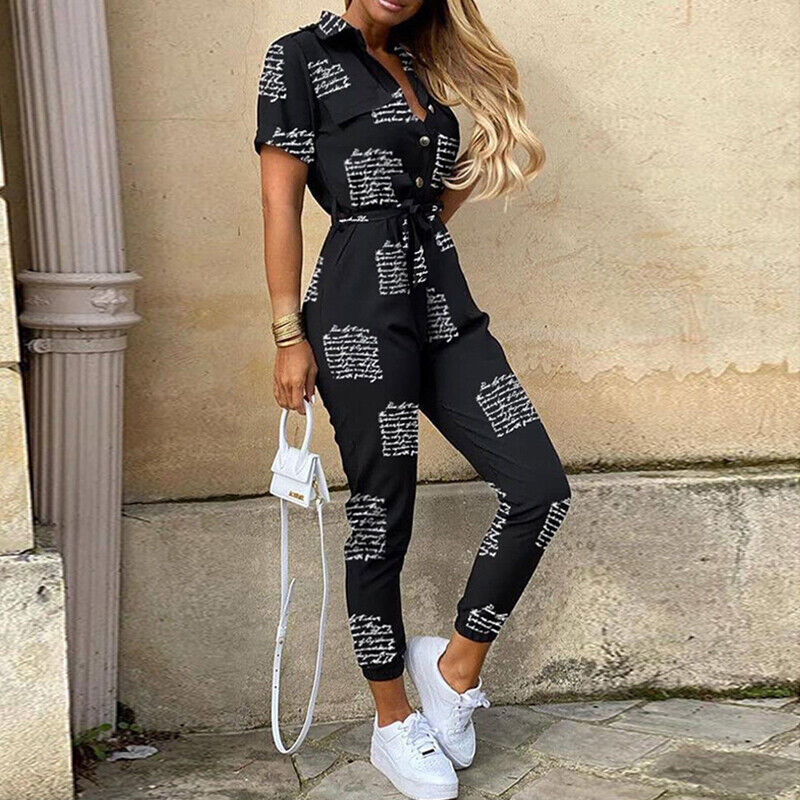 Dames jumpsuit met riem, toont elegante snit en comfortabele pasvorm.