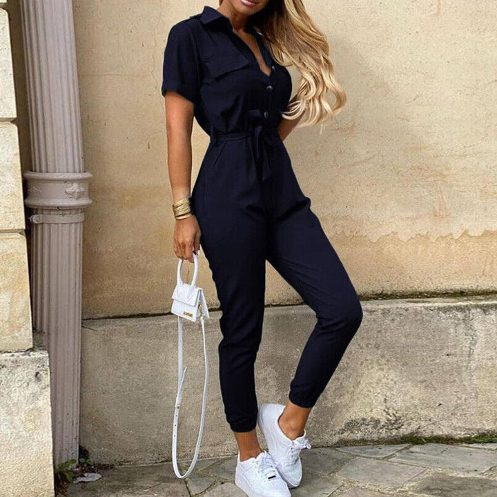 Zomerse dames jumpsuit met korte mouwen en een elegante riem, ideaal voor warm weer.