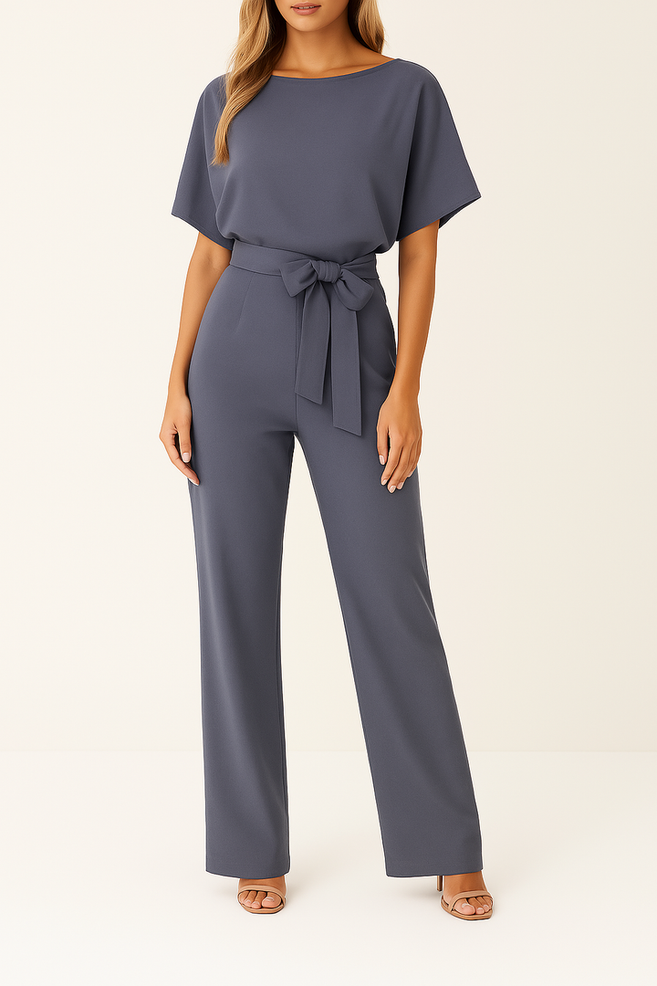 Veelzijdige dames jumpsuit Sophia, van casual zomerkleding tot chique avondoutfit, modern en elegant.