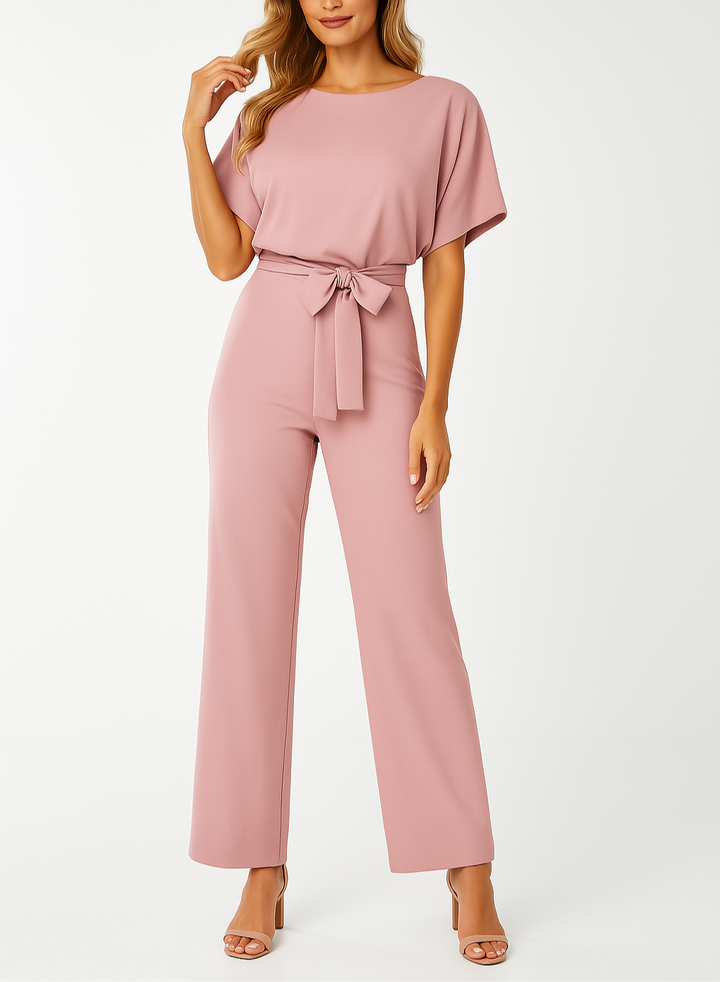 Hele figuur van de stijlvolle Hoymans Sophia dames jumpsuit, met comfortabele pasvorm en moderne uitstraling.