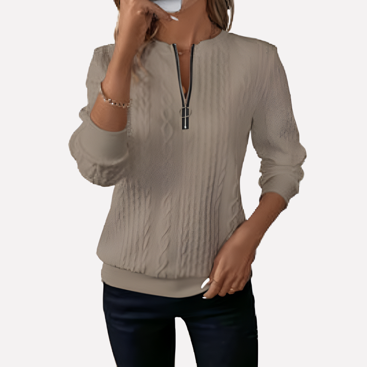Modieuze dames trui, kabelgebreid en voorzien van praktische ritskraag. Comfortabele kleding.