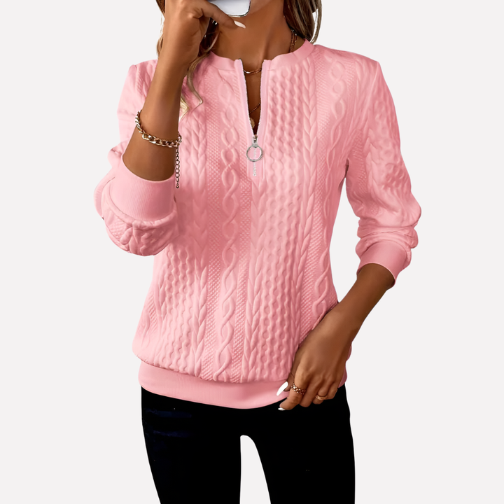 Elegant kabelgebreide pullover voor dames, met hoge ritskraag, ideaal voor koude dagen.