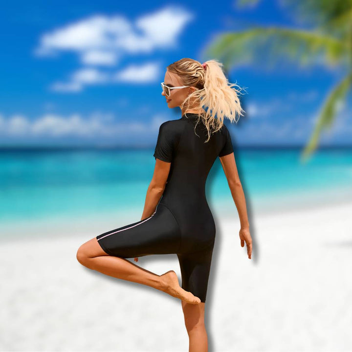 Stijlvol dames shorty wetsuit Kaia met comfortabele pasvorm. Essentiële badmode voor diverse watersporten.