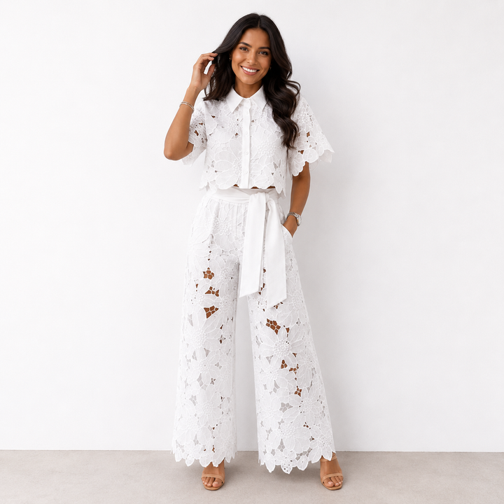 Chique damesset van kant met crop top en wijde broek