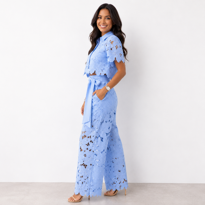 Modieuze kanten outfit met wijde broek en crop top