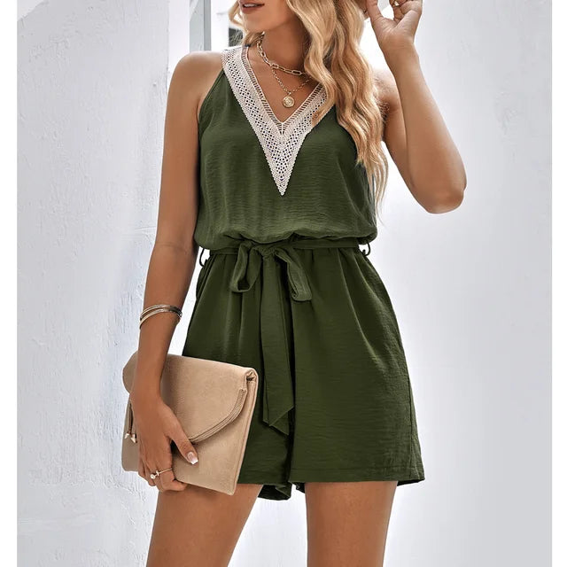 Elegante kanten dames zomerjumpsuit met V-hals en shorts, ideaal voor strand of een modieuze uitstraling.