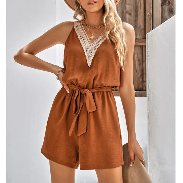 Trendy dameskleding: kanten zomerjumpsuit met V-hals en shorts, perfect voor casual of semi-formele gelegenheden.