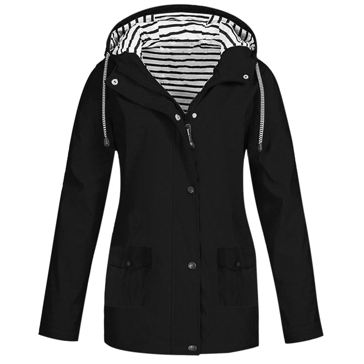 Vrouw draagt sportieve, waterdichte KarieJacket damesjas tijdens wandelen. Ademend en winddicht voor outdoor avonturen.