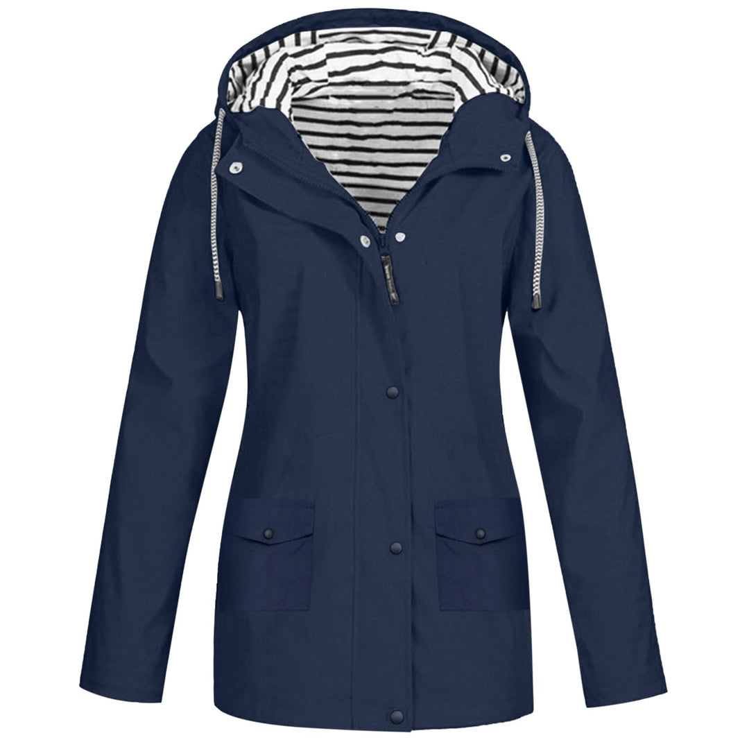 Detail van de verstelbare capuchon en waterdichte rits van de KarieJacket dames regenjas. Optimale bescherming.