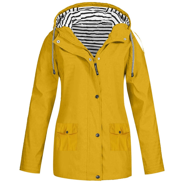 Rugzijde van de KarieJacket dames outdoor jas, toont ademend vermogen en winddichte constructie voor comfort.