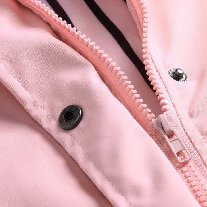 Opgevouwen KarieJacket waterdichte damesjas, klaar voor avontuur. Compacte, ademende en winddichte regenkleding.