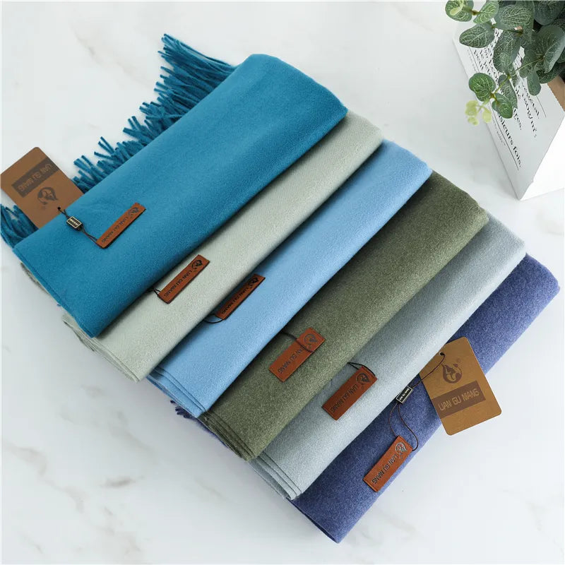 Stijlvolle dames sjaal van puur kasjmier, warm en zacht, gepresenteerd als elegant accessoire.