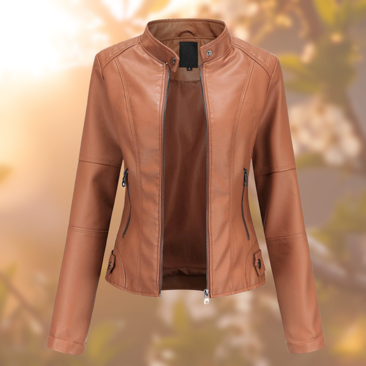 Vrouw draagt stijlvolle KatiesJacket leren dames winterjas. Moderne mode voor koude dagen, warme bovenkleding.