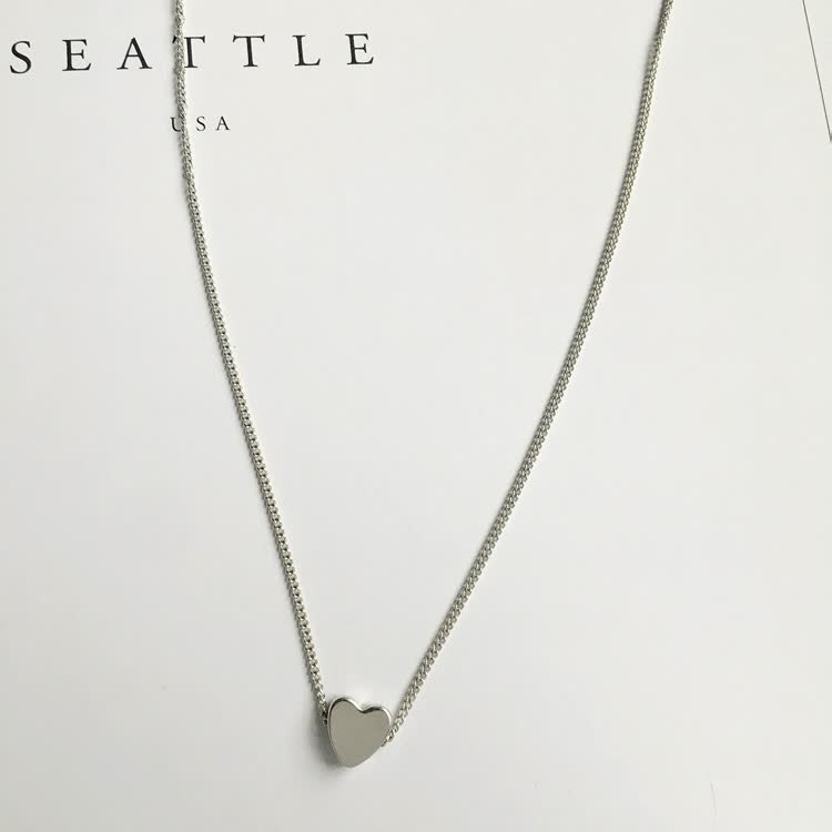 Zilveren ketting voor dames met een glanzend hartje, elegant en subtiel cadeau.