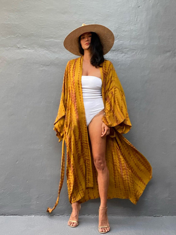 Stijlvolle dames kimono met strikriem van Leona, creëert een elegante lagenlook outfit.