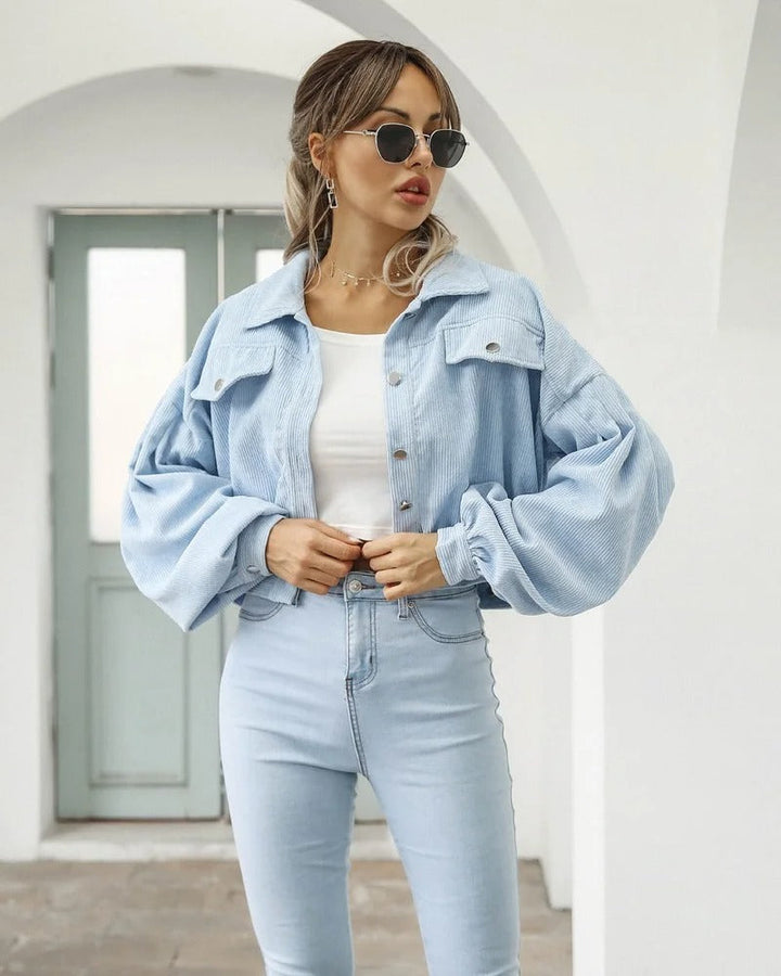 Modieus dames spijkerjack met korte pasvorm, elegante pofmouwen en stijlvolle details. Ideaal als zomerjack.