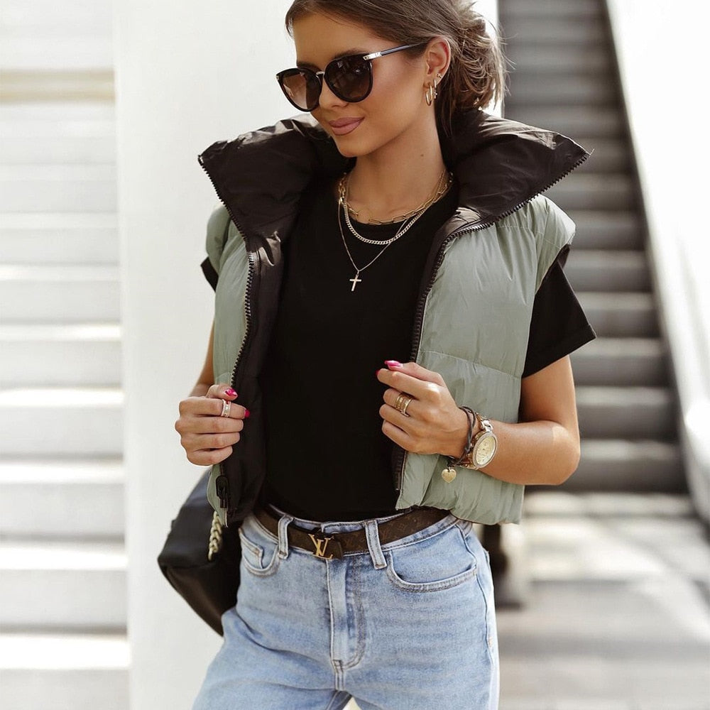 Dames korte bodywarmer, trendy mouwloos vest met hoge kraag, ideaal voor lente mode.