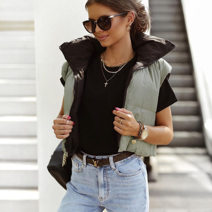 Dames korte bodywarmer, trendy mouwloos vest met hoge kraag, ideaal voor lente mode.