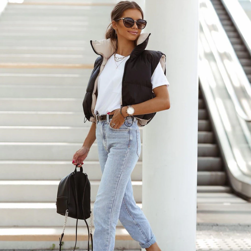 Stijlvolle korte damesbodywarmer, omkeerbaar en trendy, geschikt als casual lente overgangsjas.