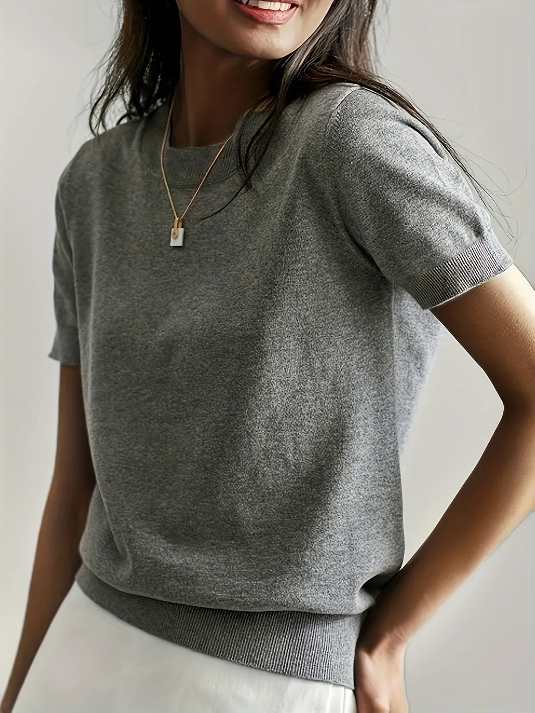 Dames korte mouwen trui Mila in zacht beige, perfect voor lente en zomer. Comfortabele, casual look.