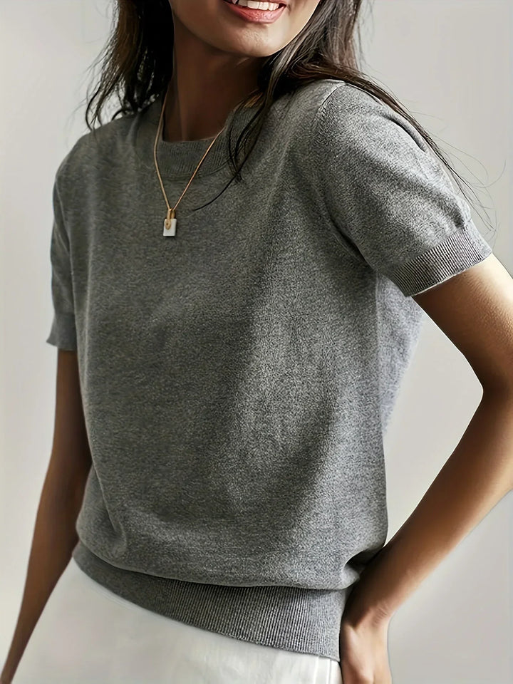 Dames korte mouwen trui Mila in zacht beige, perfect voor lente en zomer. Comfortabele, casual look.