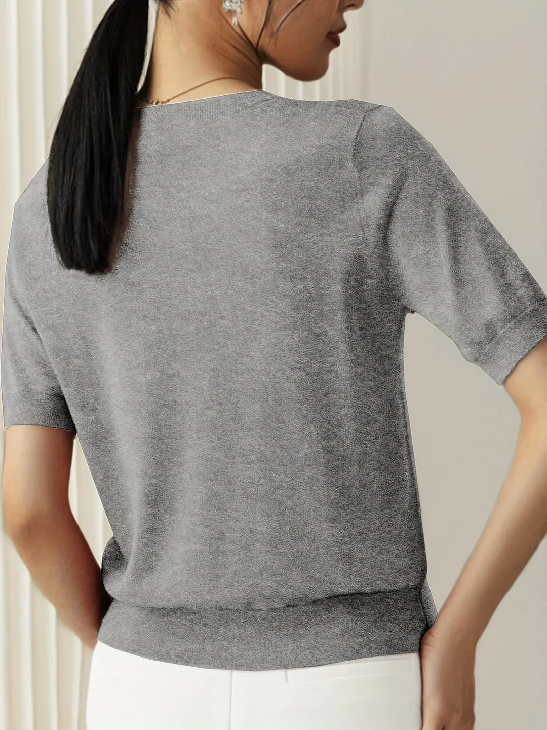 Witte korte mouwen trui voor dames, comfortabel en veelzijdig. Een must-have voor zomerse outfits.