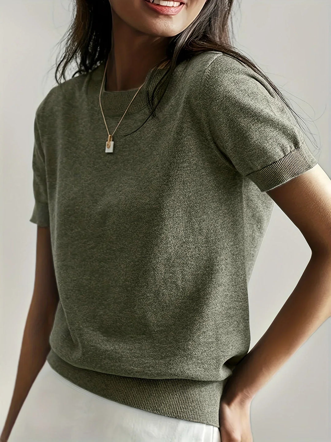 Roze luchtige korte mouwen trui Mila, perfect voor een frisse lentelook. Zacht en ademend materiaal.