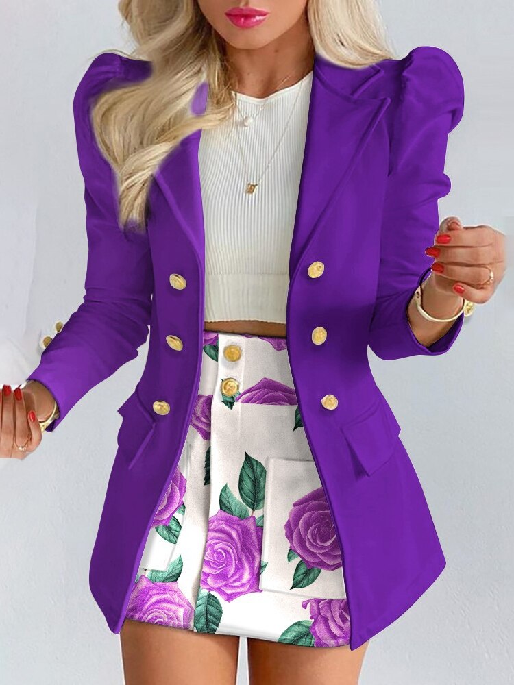 Gedetailleerde pasvorm van de Kyara tweedelige dames set, een modieuze en comfortabele blazer & rok.