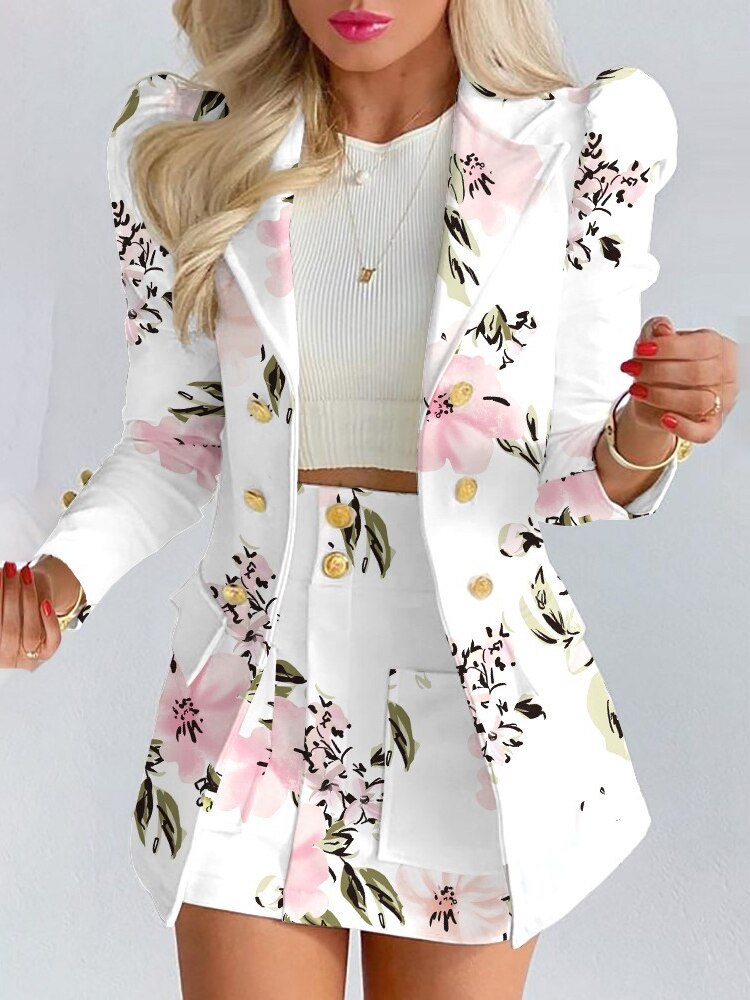 Modieuze tweedelige Kyara set voor dames, bestaande uit een chique blazer en comfortabele rok.