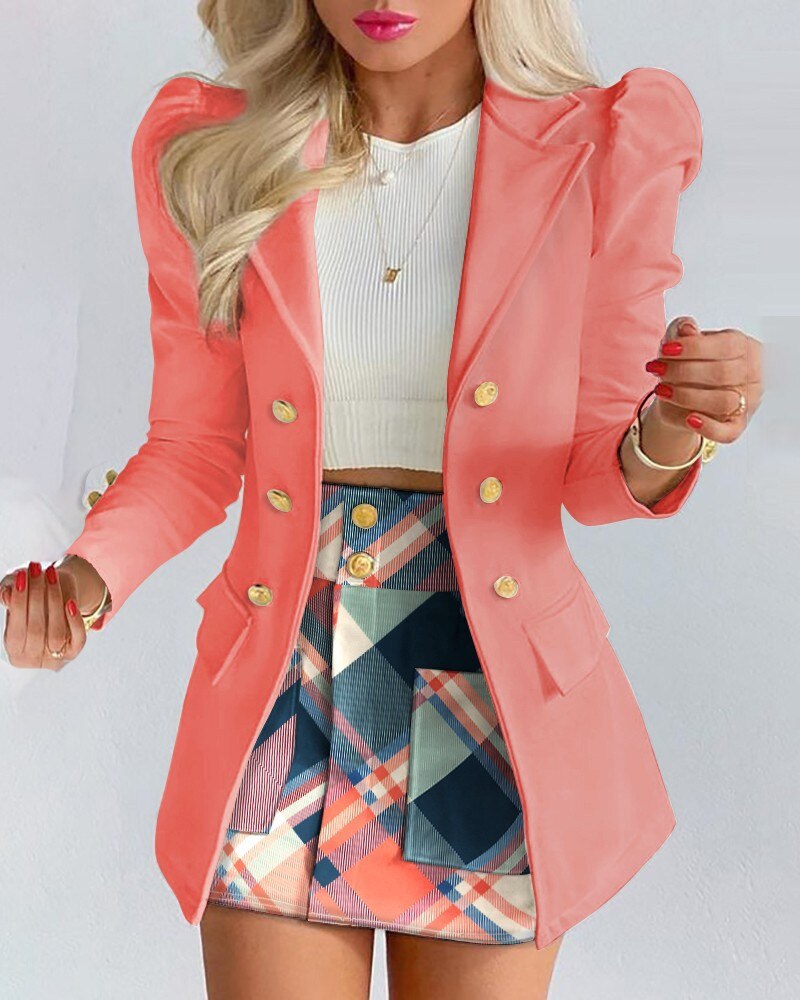 Model draagt de Kyara tweedelige set, een modieuze combinatie van blazer en rok voor dameskleding.