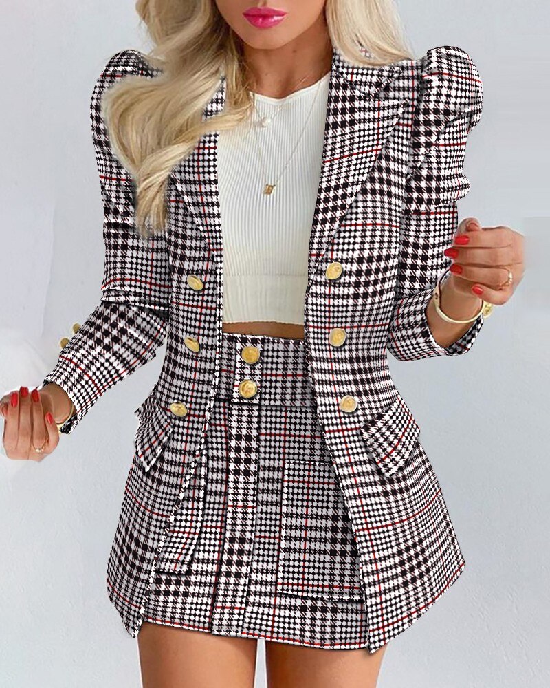 Dames Kyara set in een professionele setting, benadrukt de zakelijke kleding uitstraling van blazer & rok.