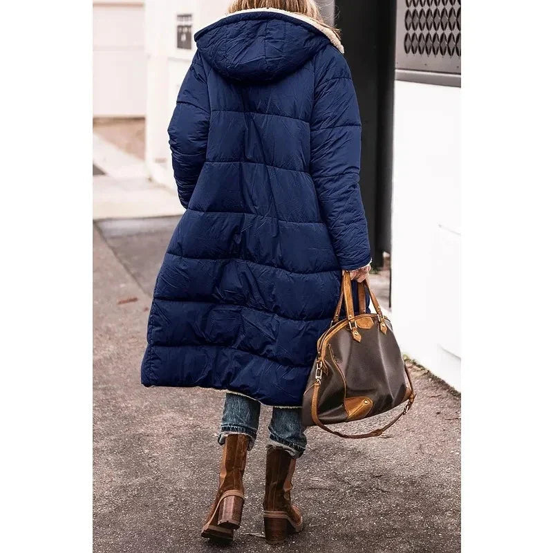 Geïsoleerde lange pufferjas voor dames met capuchon. Hoge kwaliteit winterjas, comfortabel en modieus.