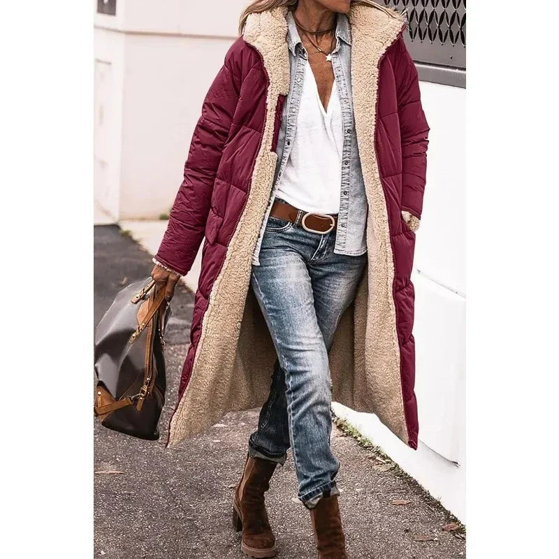 Slanke pasvorm lange dames pufferjas met capuchon, toont een modieuze look. Warme winterjas.