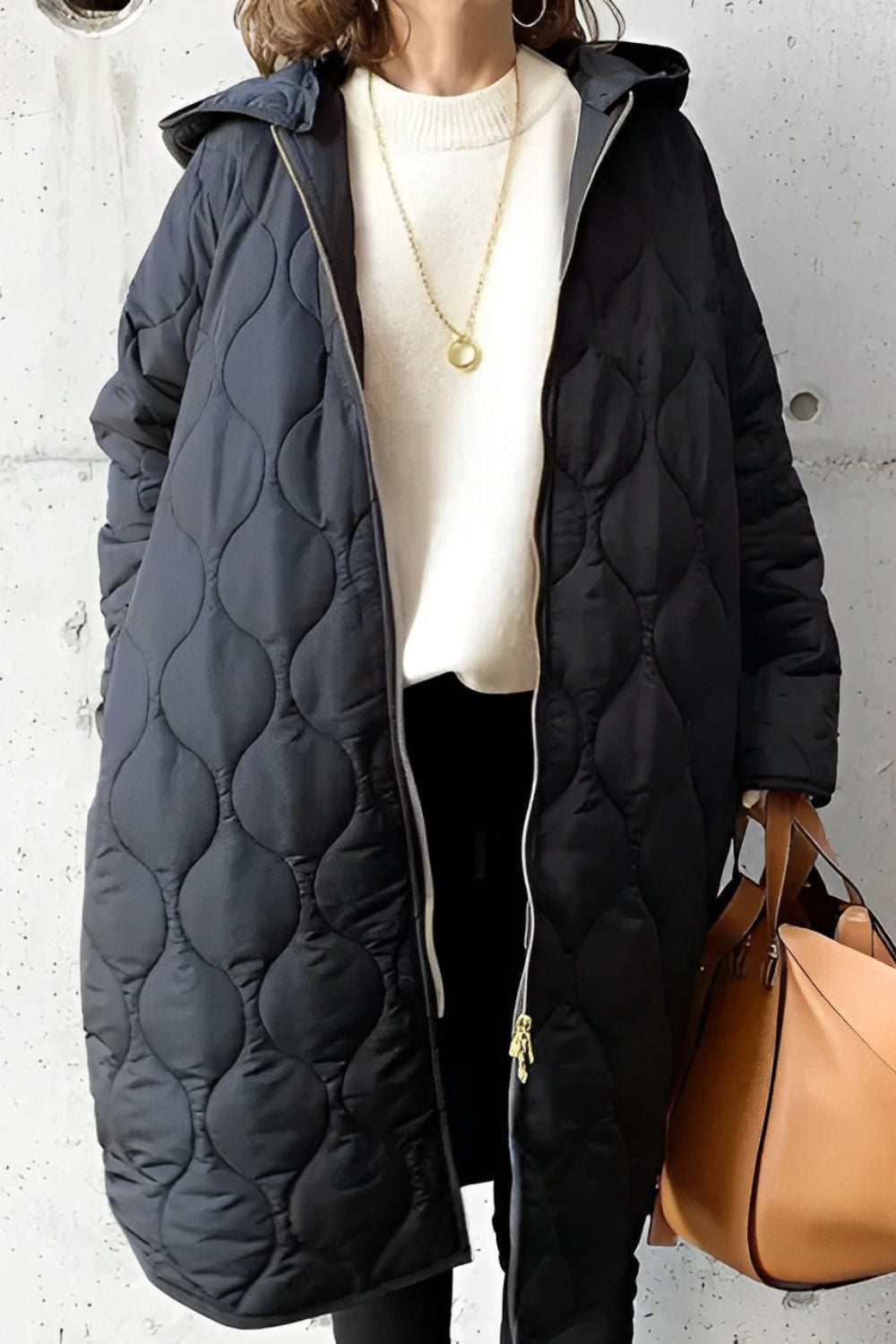 Warme dames winterjas met lange snit en capuchon, perfect voor koude dagen. Comfortabele bovenkleding mode.
