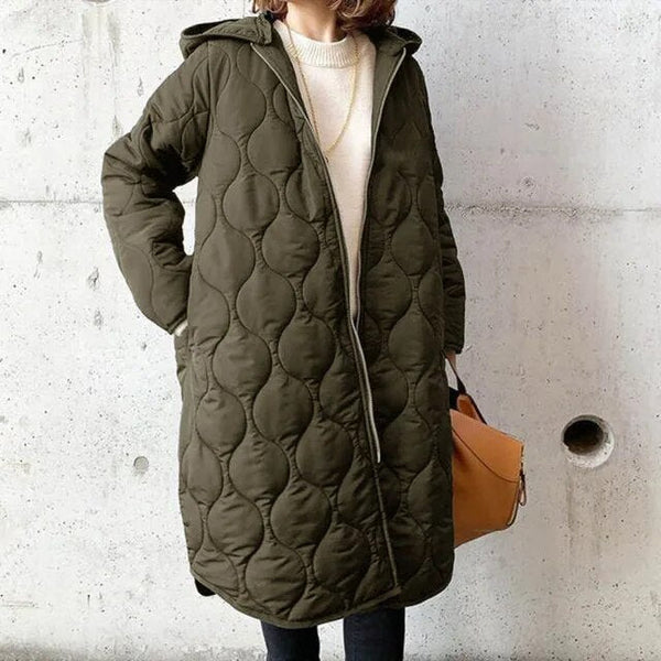 Elegante lange dames winterjas met capuchon voor wintermode. Modieuze warme kleding uit nieuwe collectie.