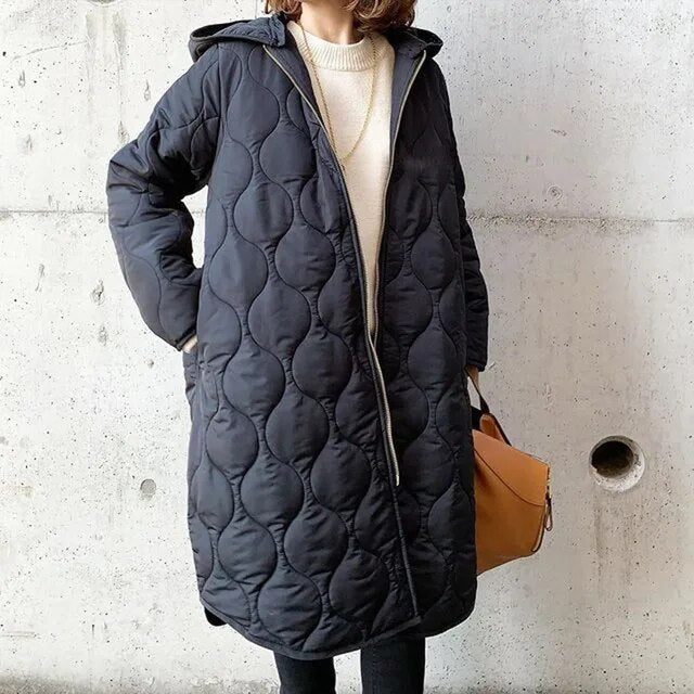 Praktische lange warme winterjas voor dames met capuchon. Duurzame mode bovenkleding, nieuwe collectie jas.