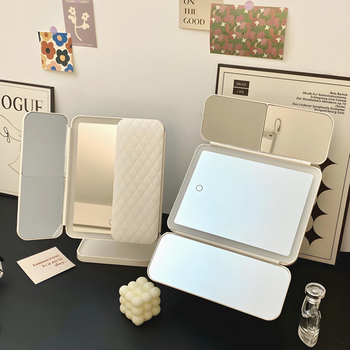 Make-up spiegel Clara met driedubbele LED verlichting voor perfecte belichting, opvouwbaar design.