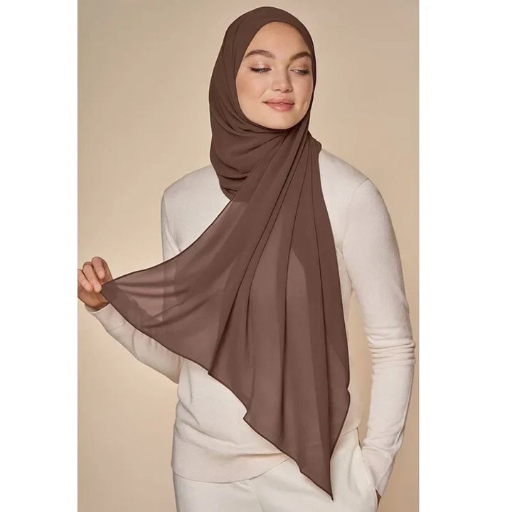 Detail van de fijne Leilani chiffon hijab sjaal, toont de zachte textuur en elegante val van de stof.