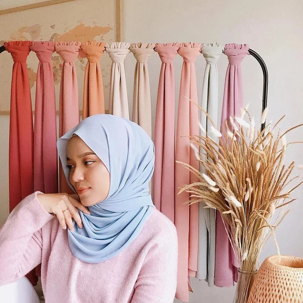 Model draagt een Leilani dames chiffon hijab sjaal, elegant en comfortabel, perfect voor elke gelegenheid.