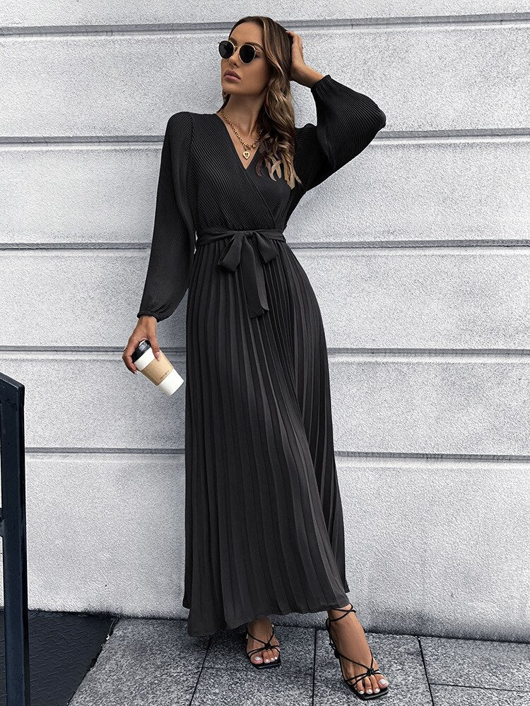 Comfortabele dames lente zomer maxi jurk met V-hals, modieuze plooien en een zwierige zoom.