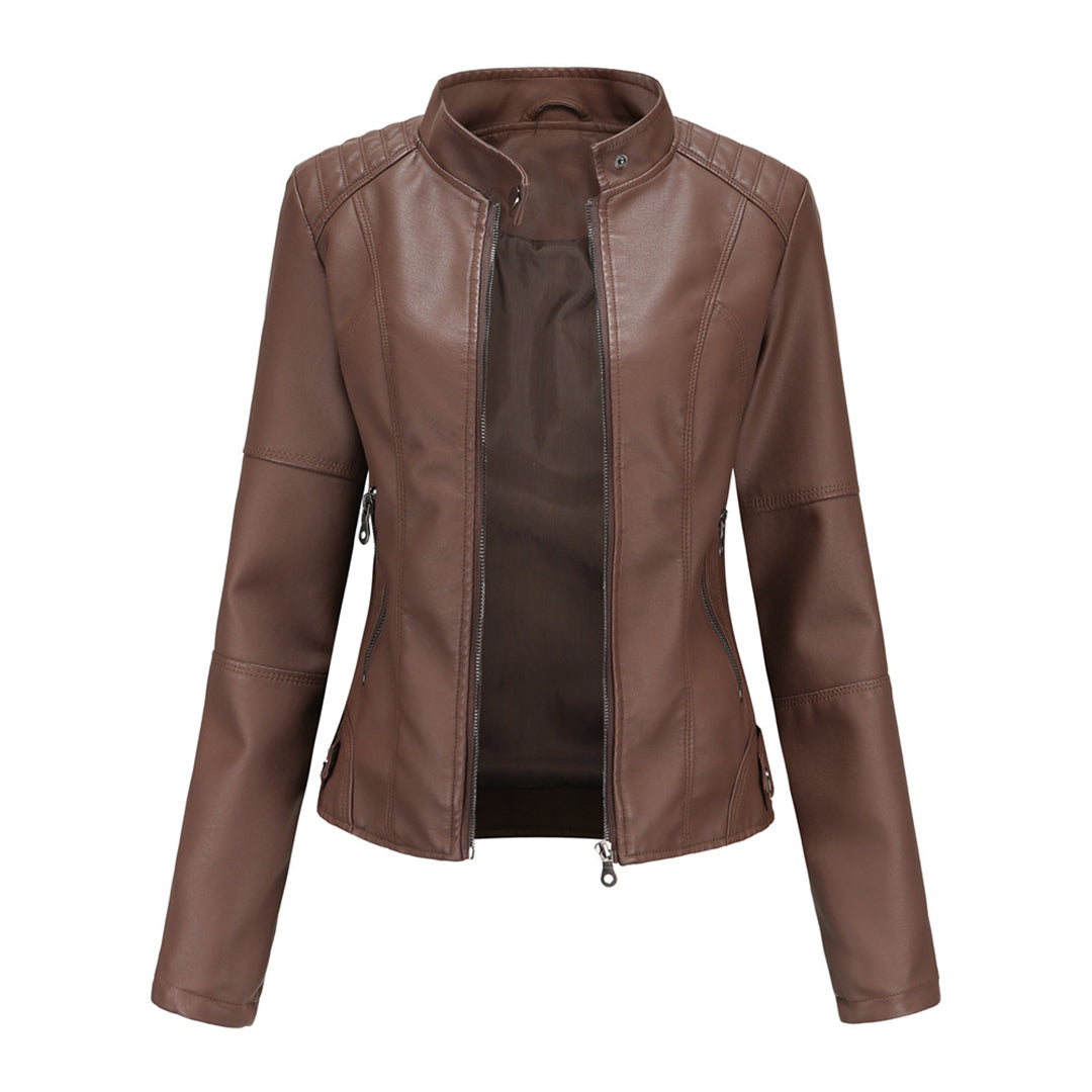 Model toont modieus dames leren jack Romy, perfect voor een stijlvolle lente- of herfstoutfit.