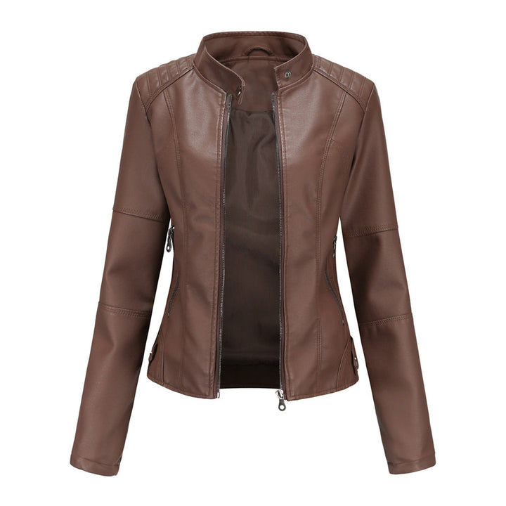 Model toont modieus dames leren jack Romy, perfect voor een stijlvolle lente- of herfstoutfit.
