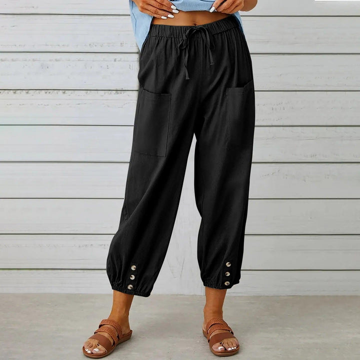 Witte dames zomerbroek, model Mira, met wijde pijpen en tailleband met koord, voor een frisse look.