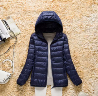 Comfortabele gewatteerde damesjas met capuchon, lichtgewicht en warm. Ideale casual pufferjas voor de winter.