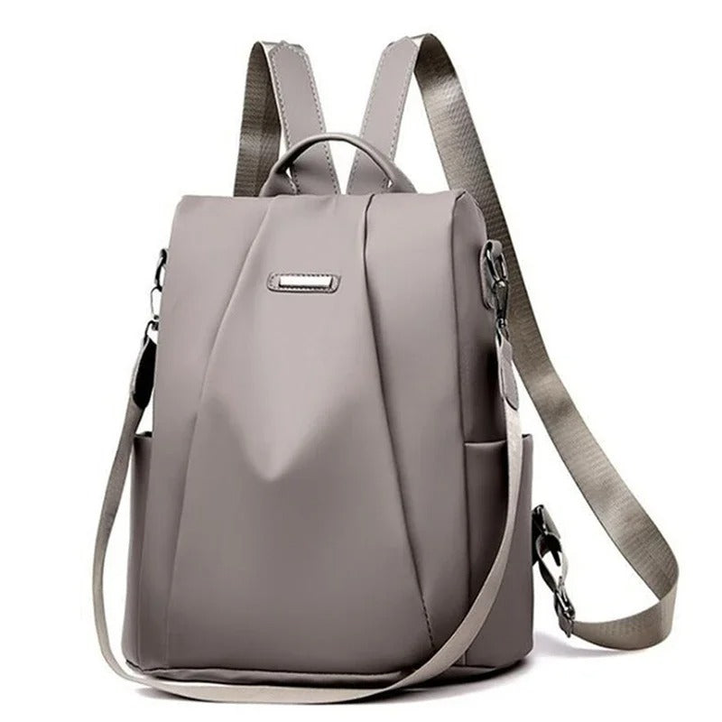 Veelzijdige dames nylon rugzak. Draag als crossbodytas, schoudertas of lichtgewicht reistas. Waterafstotend design.