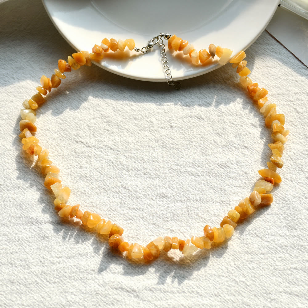 Close-up van de Lina damesketting, pronkstuk met gepolijste natuursteen kristal.