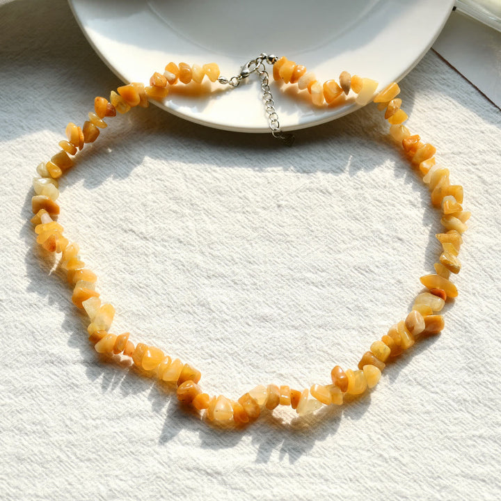 Close-up van de Lina damesketting, pronkstuk met gepolijste natuursteen kristal.