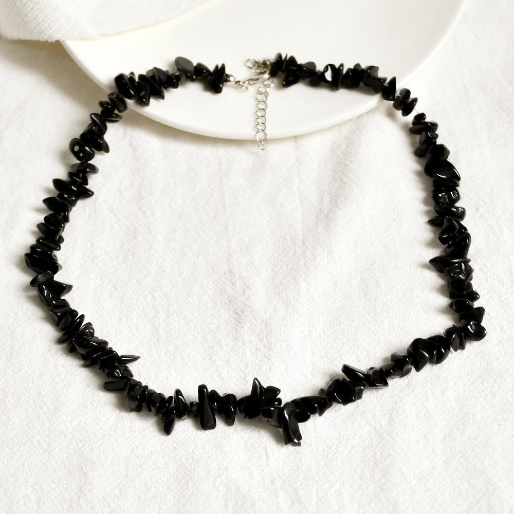 Dames sieraad: Lina kristallen halsketting met natuursteen, symboliseert elegantie.