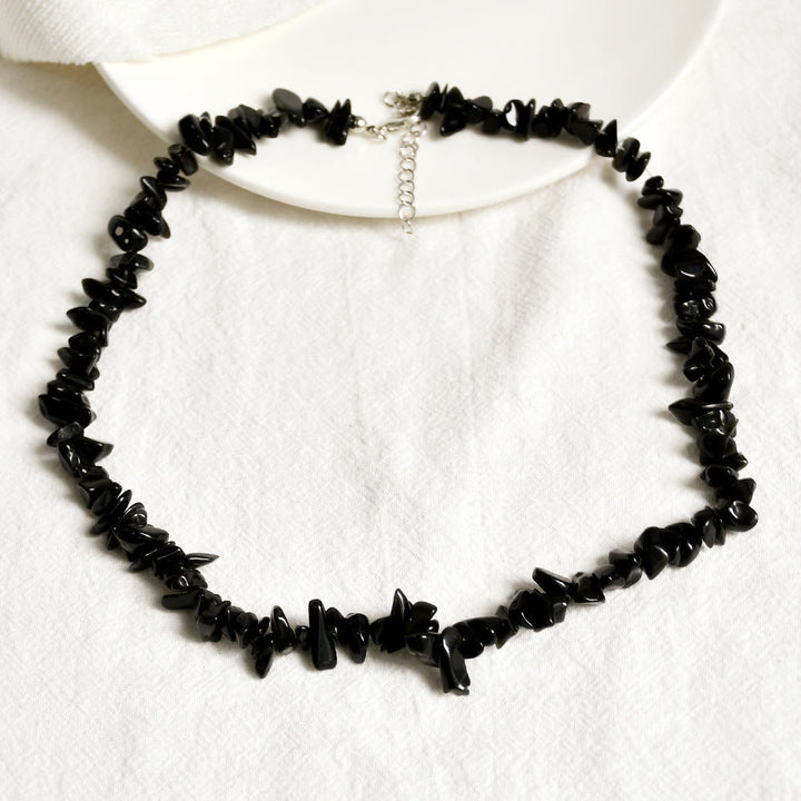 Dames sieraad: Lina kristallen halsketting met natuursteen, symboliseert elegantie.
